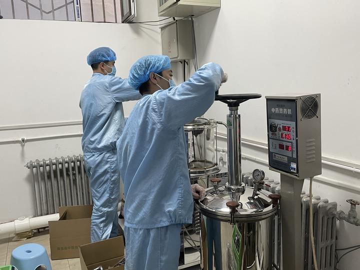 新冠疫情一线人员的坚守与奉献精神赞歌