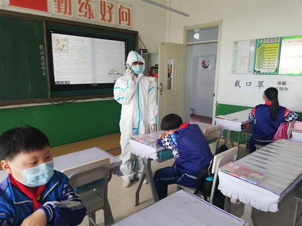 重庆大学生面对新冠疫情的挑战与应对策略