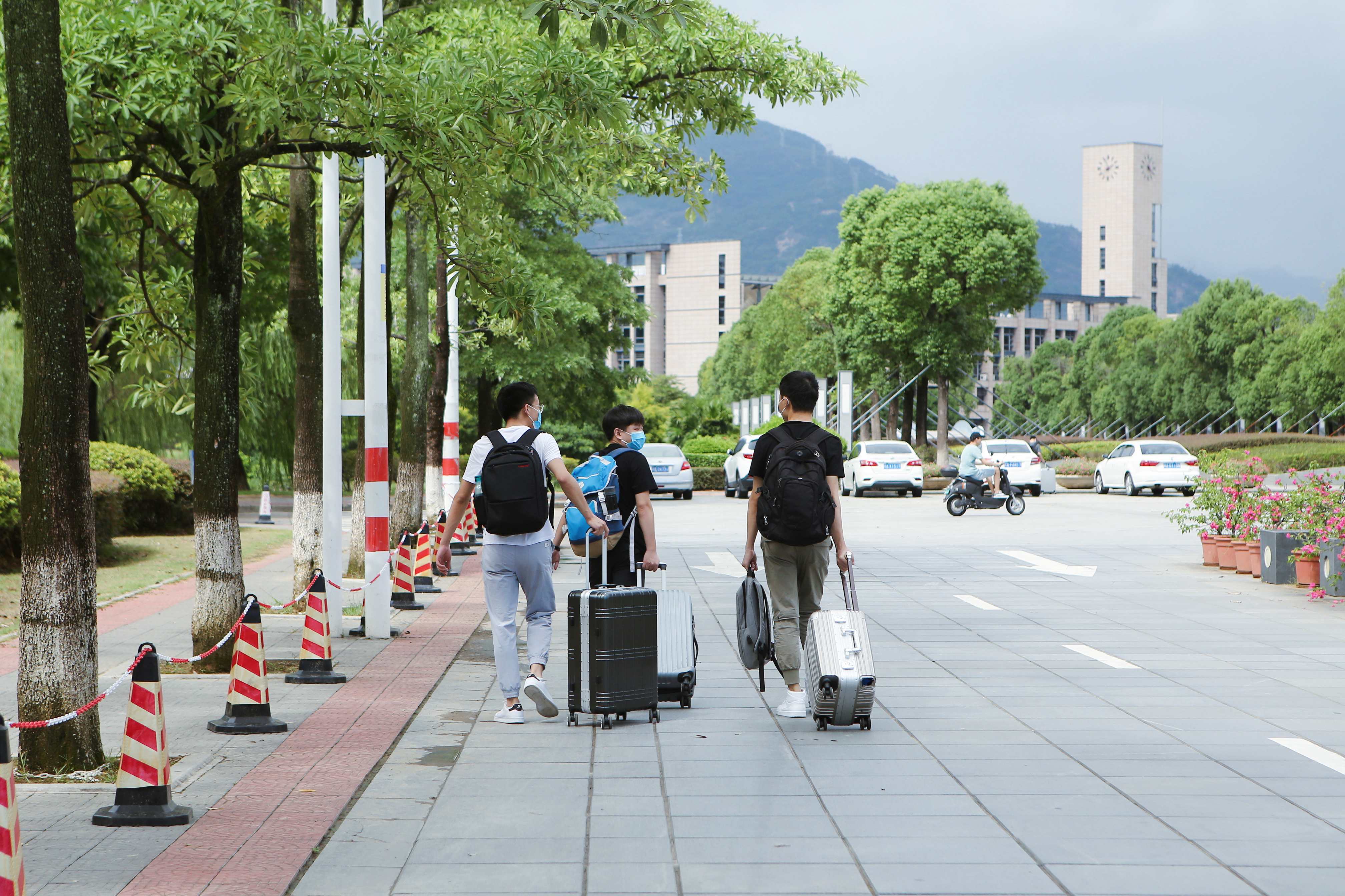 福州大学学子返校，重逢校园美好时光启航新征程