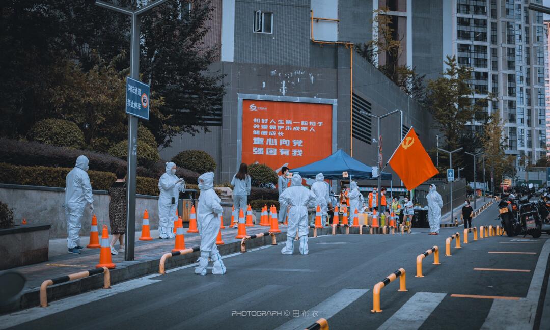 贵阳新冠疫情封锁期间，城市与人民的日常生活