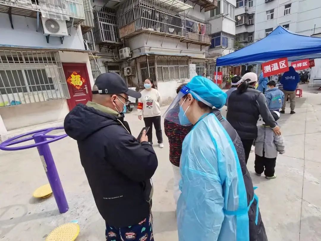 呼和浩特疫情封闭小区，共克时艰，邻里守望相助
