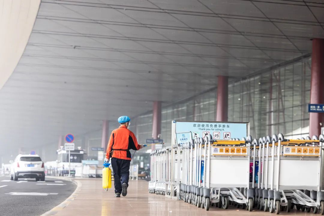 北京机场加强疫情防控措施，筑牢防线保障旅客安全出行