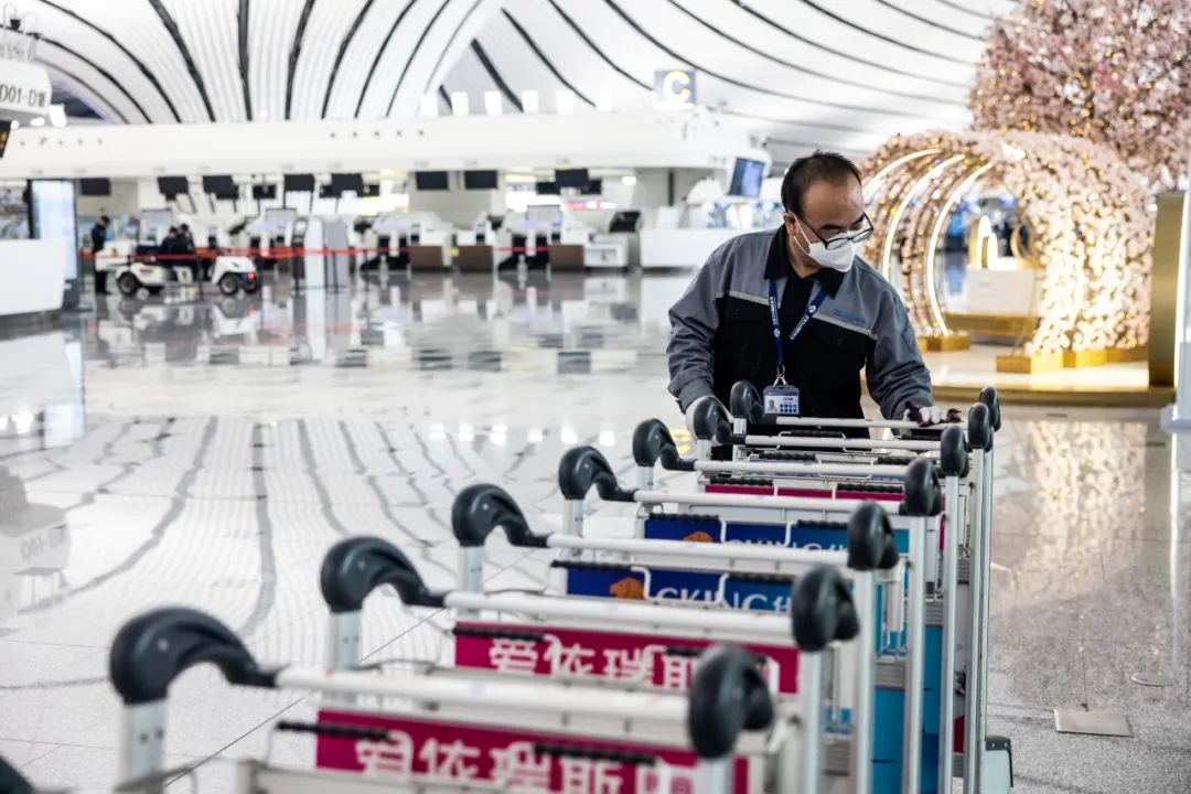 北京机场加强疫情防控措施，筑牢防线保障旅客安全出行