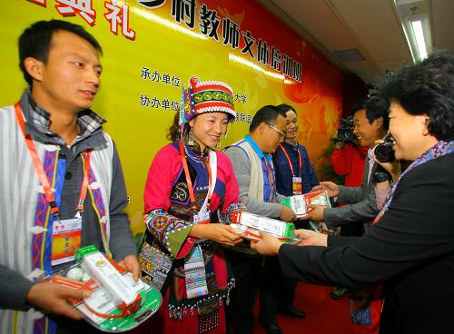广西与新疆，独特地区的独特风采对比展示