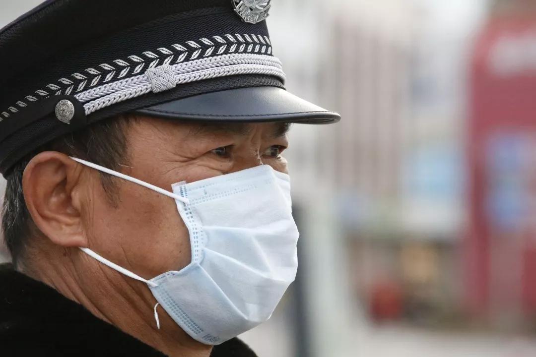 抗疫英雄感人瞬间，一线战士的坚守与奉献