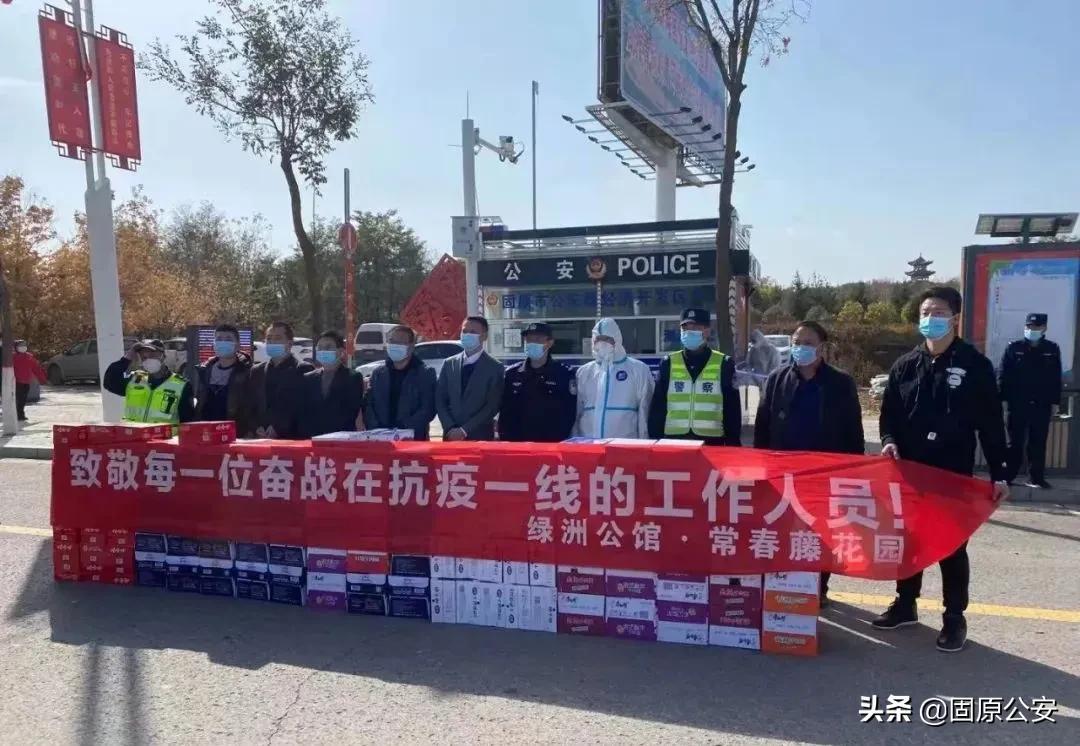 疫情下的家庭挑战与希望并存的生活瞬间