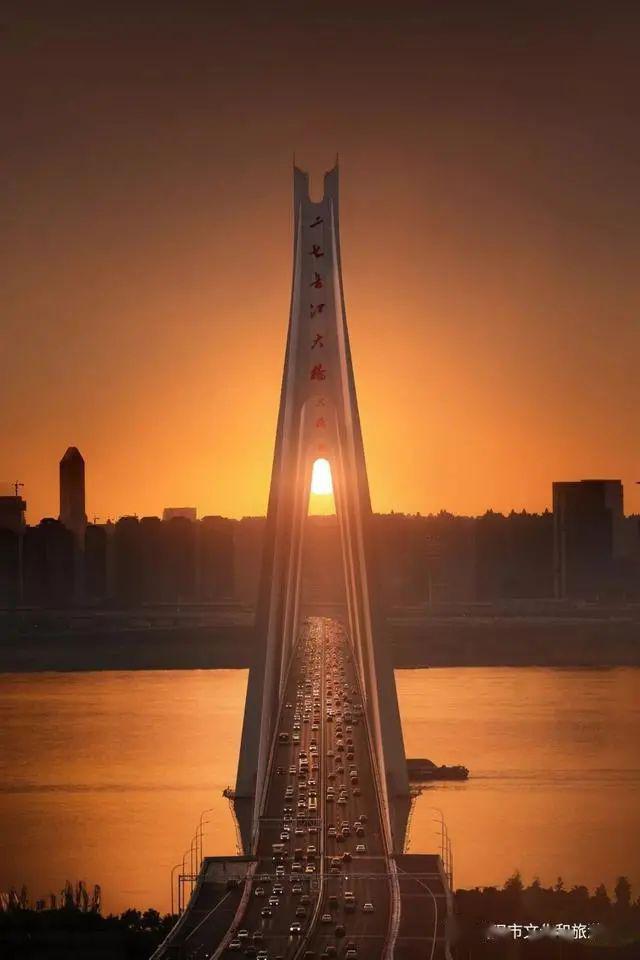 武汉疫情解封时刻，曙光初现，希望与坚韧并存