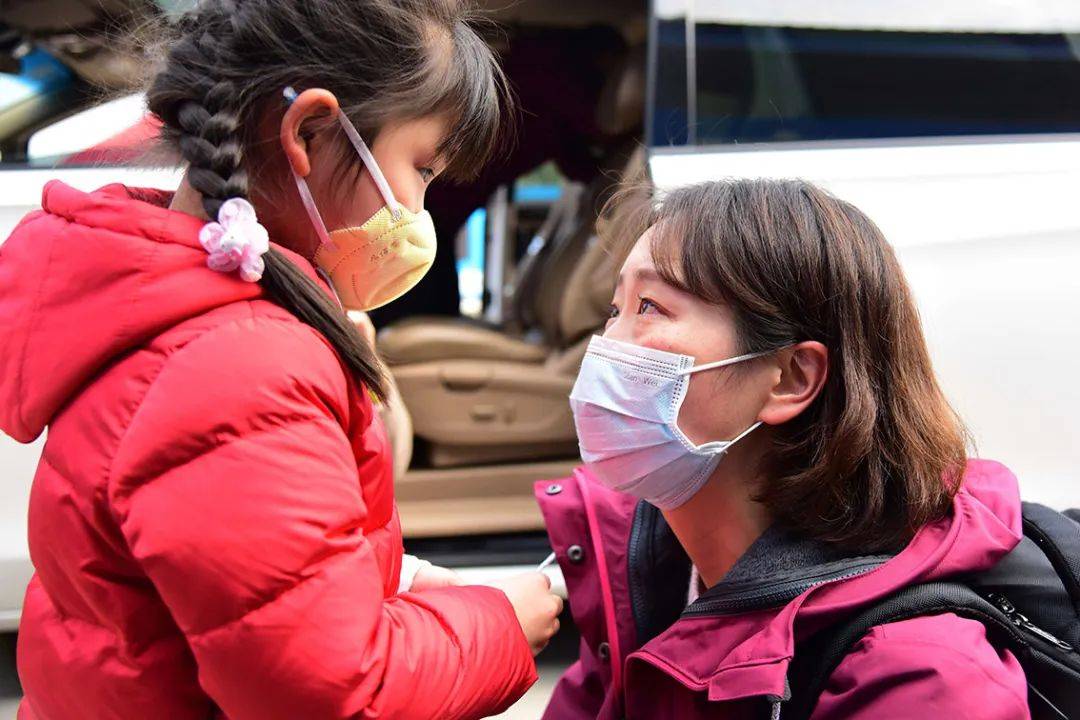 疫情之下的人间温情，感人瞬间与温暖故事
