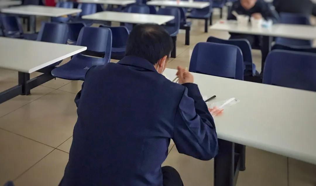 疫情期间的无畏守护者，医护人员坚守生命前线的事迹