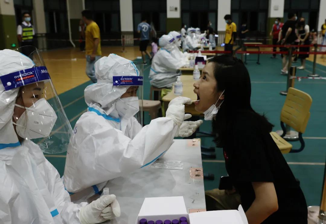 疫情期间的无畏守护者，医护人员无畏前行，守护生命的勇士