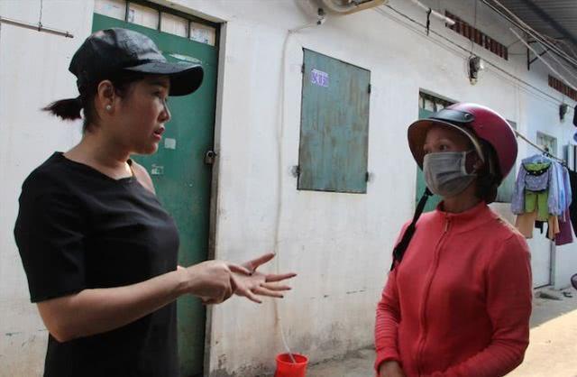 女房东为租客免除租金共克时艰，人间真情展现温情关怀