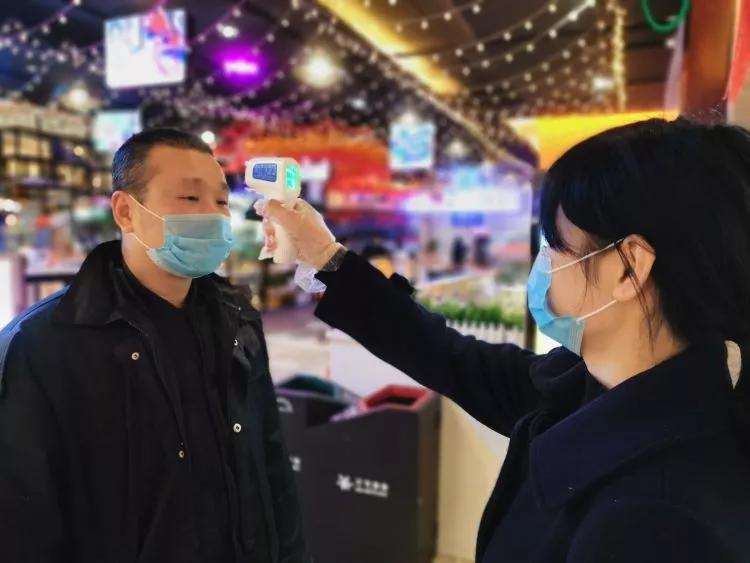 女房东减租共抗疫情，构建和谐社区齐心力