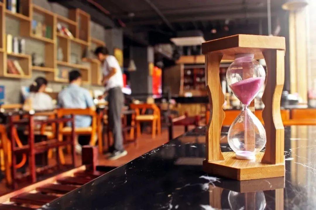 疫情爆发，全球挑战与机遇并存