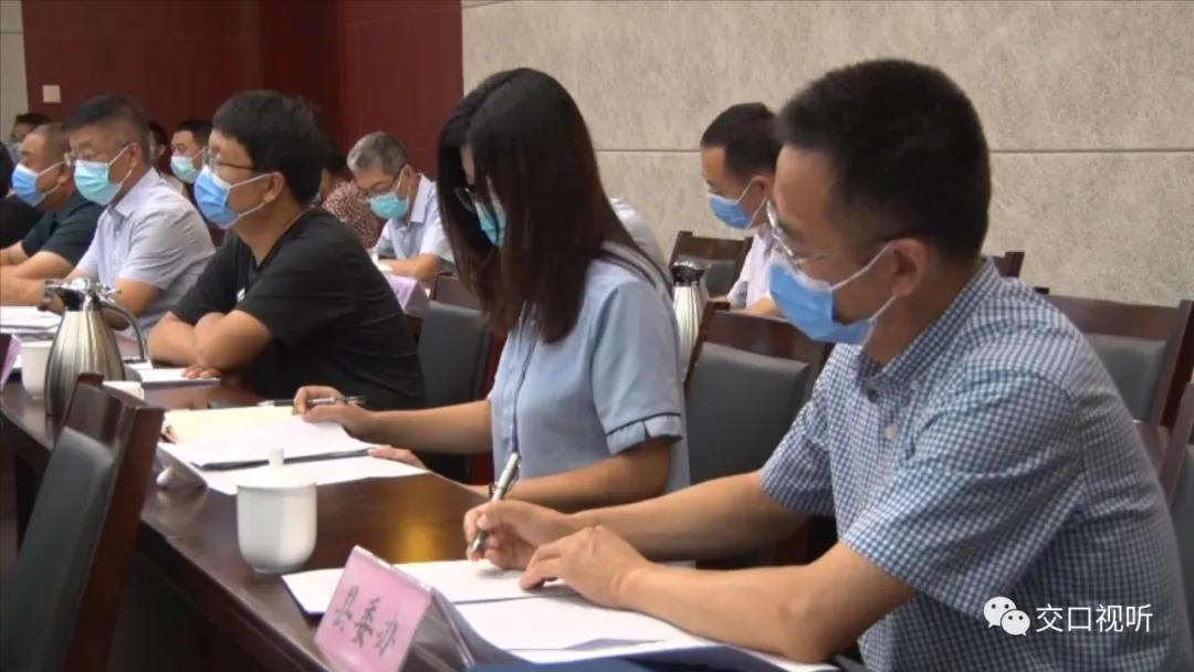 疫情爆发初期，全球面临前所未有的挑战