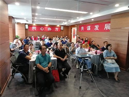 疫情阴霾下的阳光裂缝——寻找生活的希望与力量