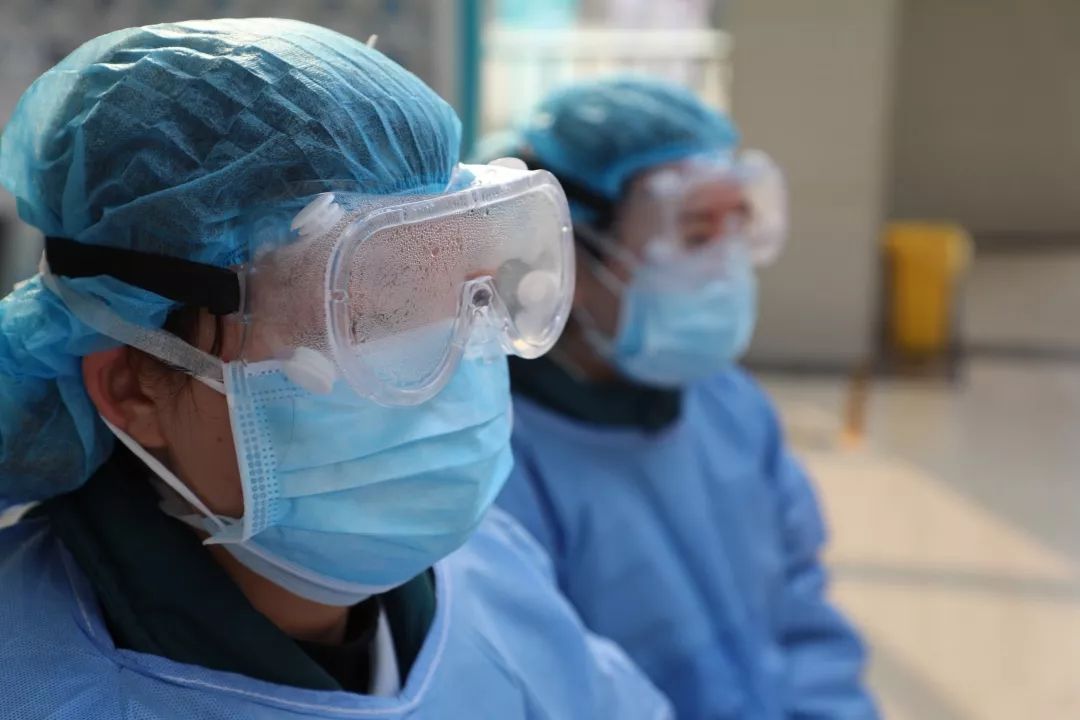 疫情中的暖心守护者，医生与护士的感动瞬间