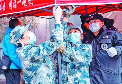 疫情期间医护人员无畏前行，守护生命之光的光辉事迹