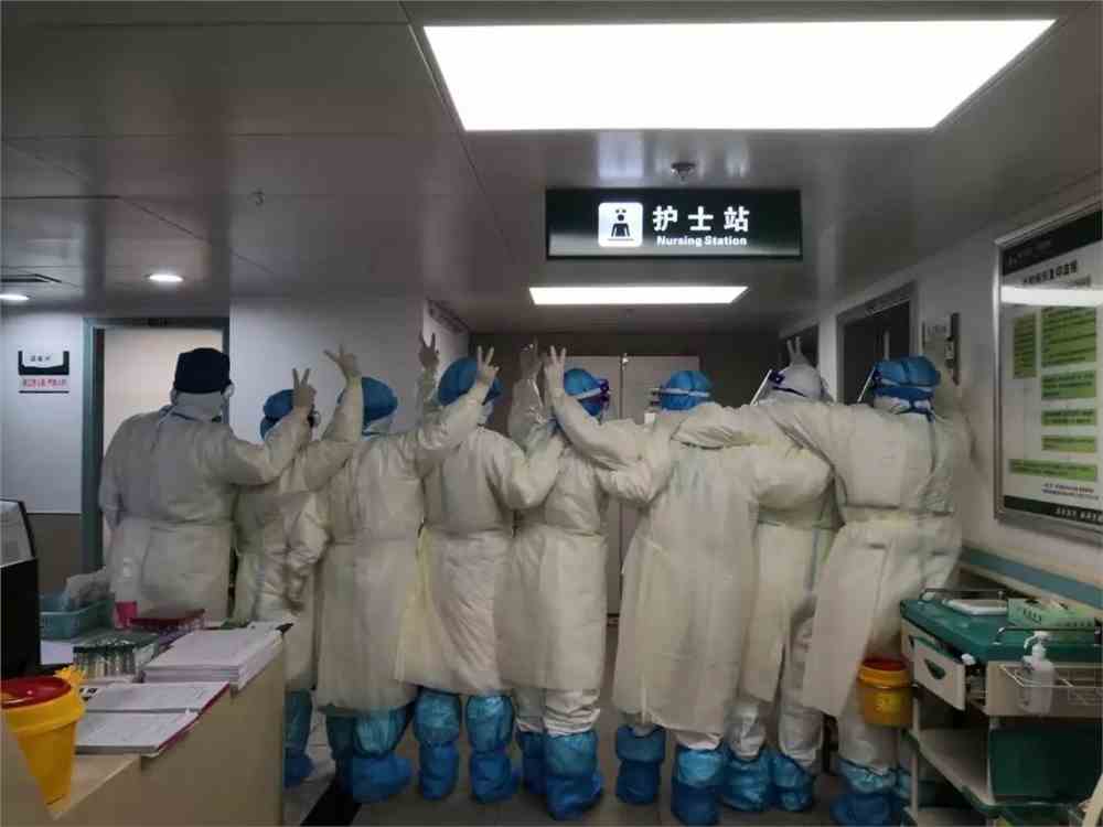 疫情期间医护人员英勇奋战，诠释生命至上的人间真情