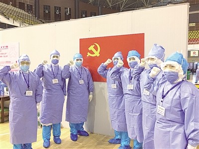 疫情期间医护人员英勇奋战，诠释生命至上的人间真情