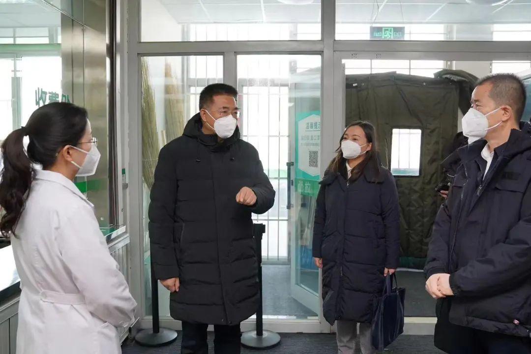 致敬无畏战士，疫情前线最美的风景线，致敬医护人员