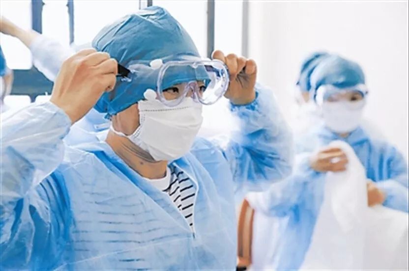疫情之下，医护人员感人故事闪耀人性光辉