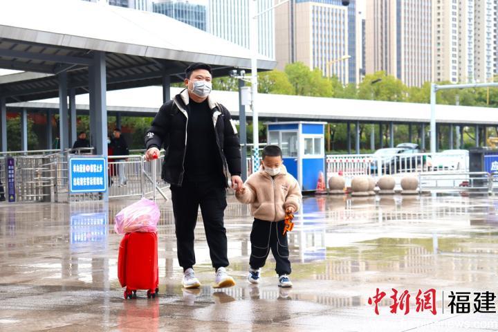 疫情期间归途难忘，回家的脚步与回忆的交织