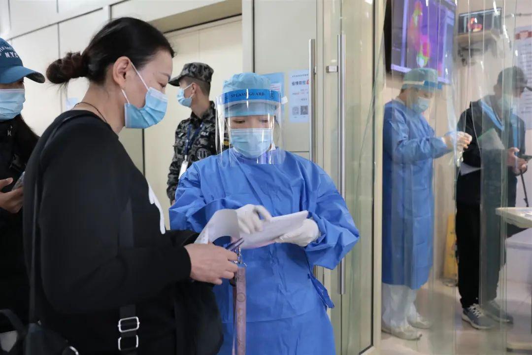 上海市卫健委副主任在疫情期间展现责任与担当
