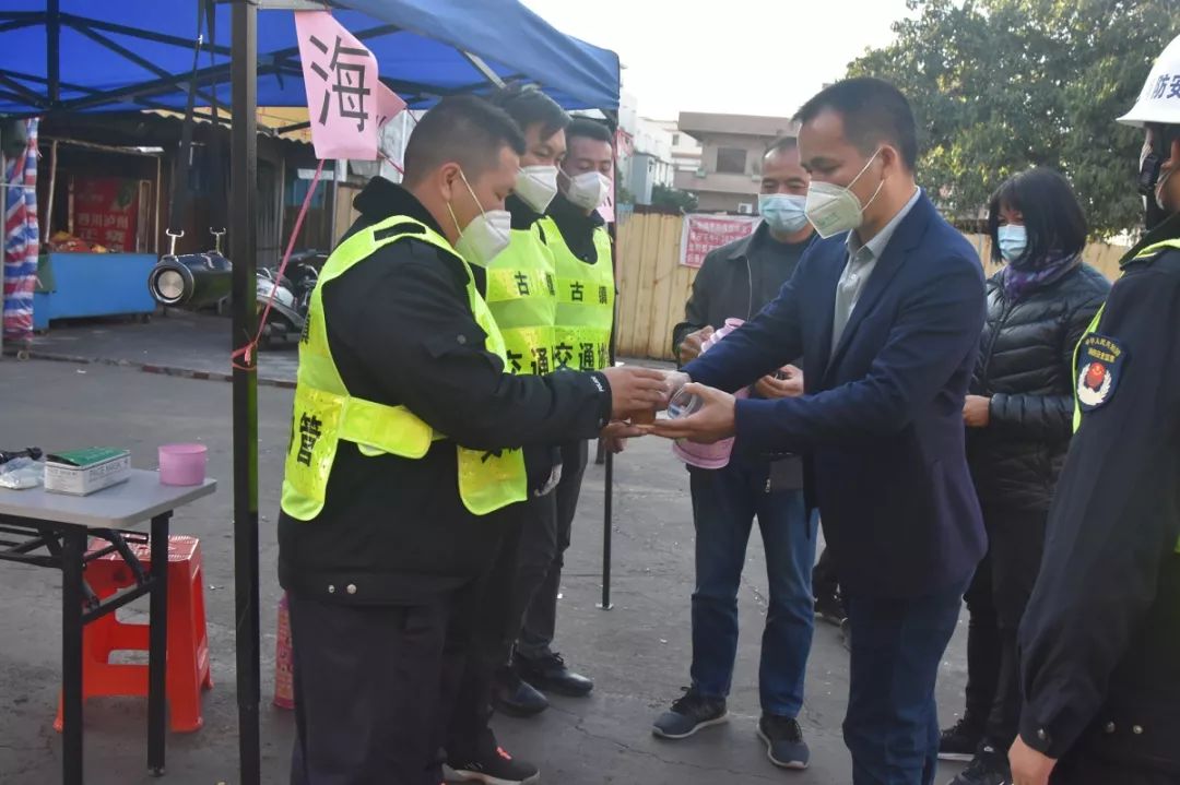疫情下的温暖连线，北京村书记的电话与一线防控的力量