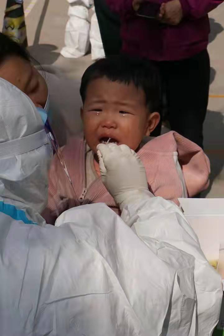 兰州疫情中的小女孩悲歌