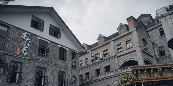重庆龙华街，繁华与韵味的交织