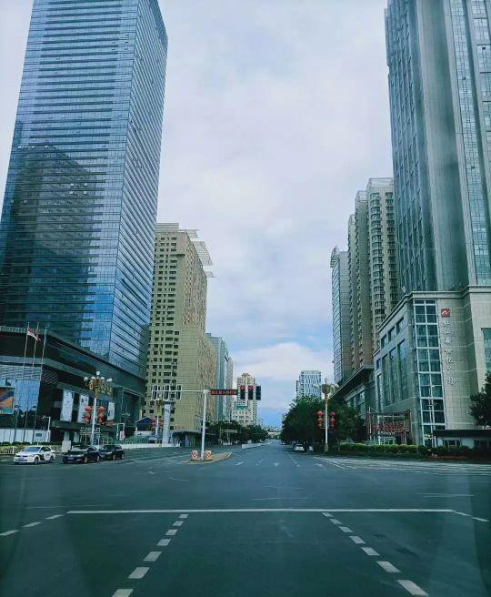 乌鲁木齐封城时刻，历史、现实与未来的交织记忆