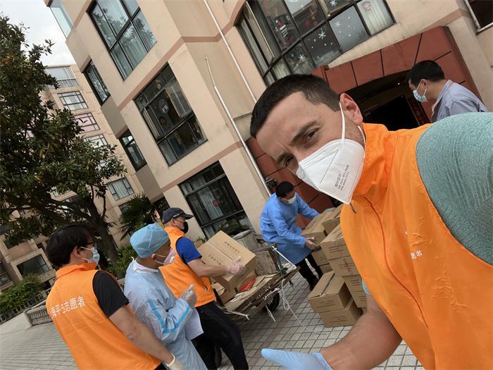 疫情下的上海与成都，城市故事对比