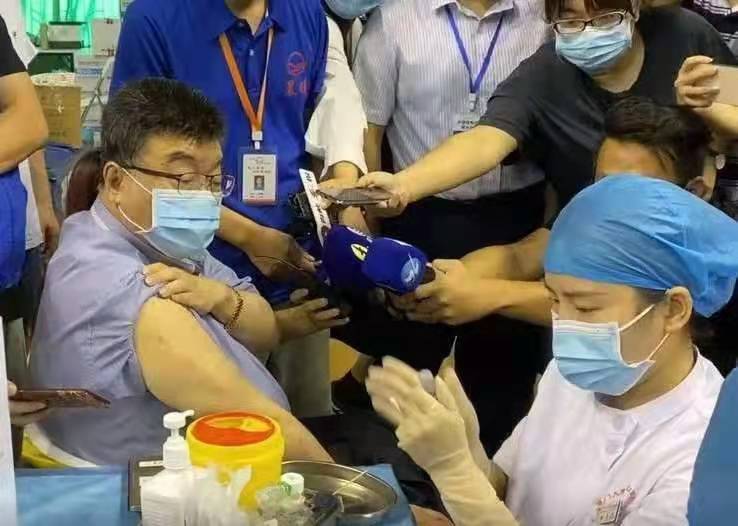 北京台胞踊跃接种疫苗，共筑健康防线，彰显两岸亲情