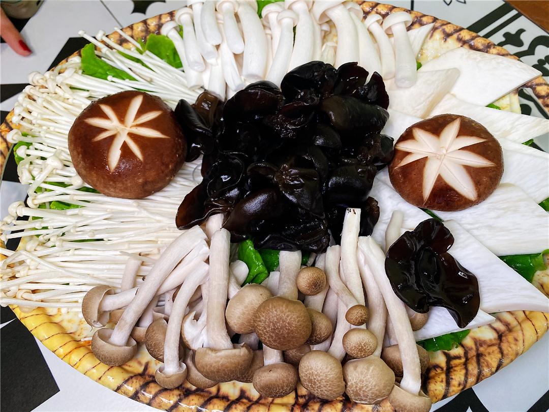 重庆火锅和内蒙火锅有什么区别:四川火锅与内蒙火锅
