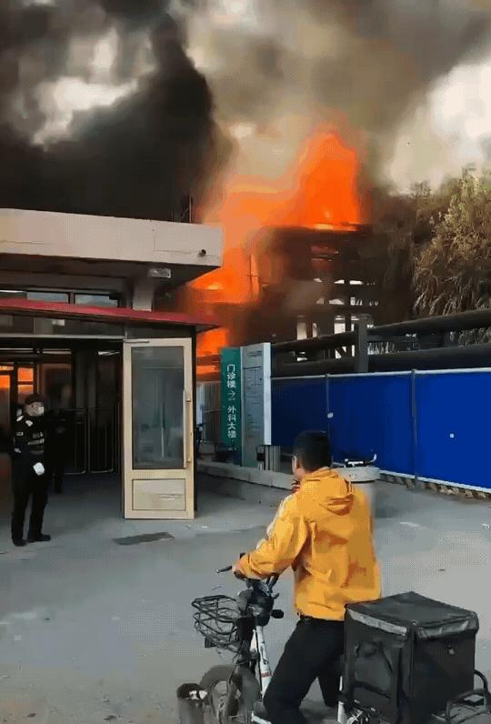 哈尔滨一居民楼爆炸:哈尔滨居民楼起火